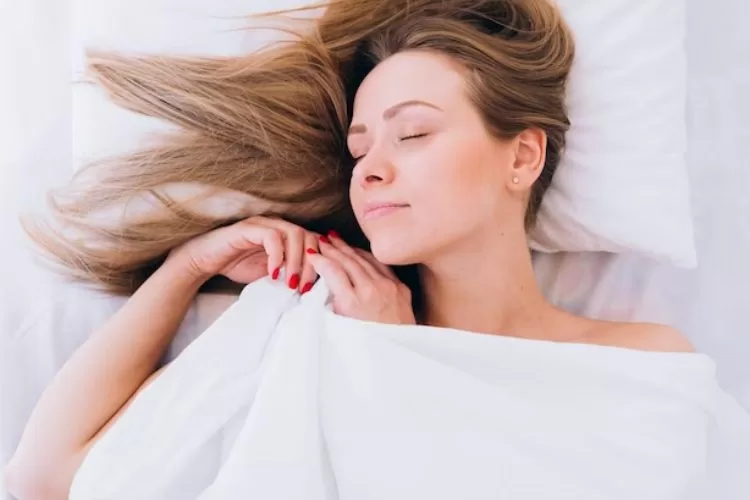 la soie ou le satin sont plus appropriés pour dormir sur les cheveux